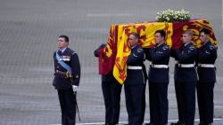 CNNE 1266949 - el ataud de la reina isabel ii llego a londres