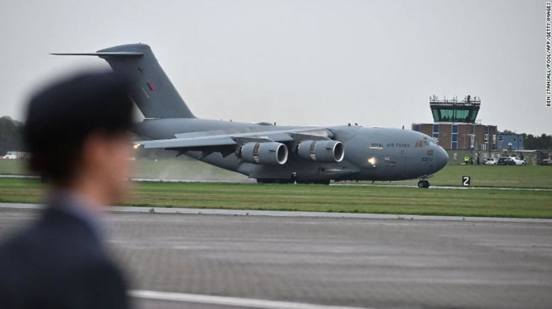 El C-17 aterrizando en la RAF Northolt.