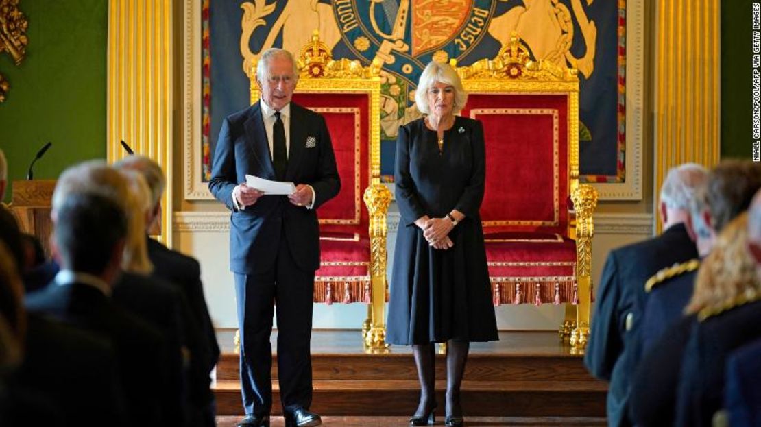 El rey Carlos III de Reino Unido, flanqueado por Camila, la reina consorte, pronuncia un discurso tras recibir un mensaje de condolencias en Irlanda del Norte.