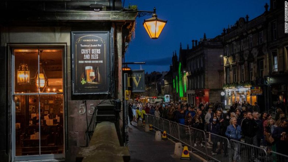 La gente hace fila para ver el ataúd de la reina Isabel II mientras descansa en la Catedral de St. Giles en Edimburgo, Escocia.