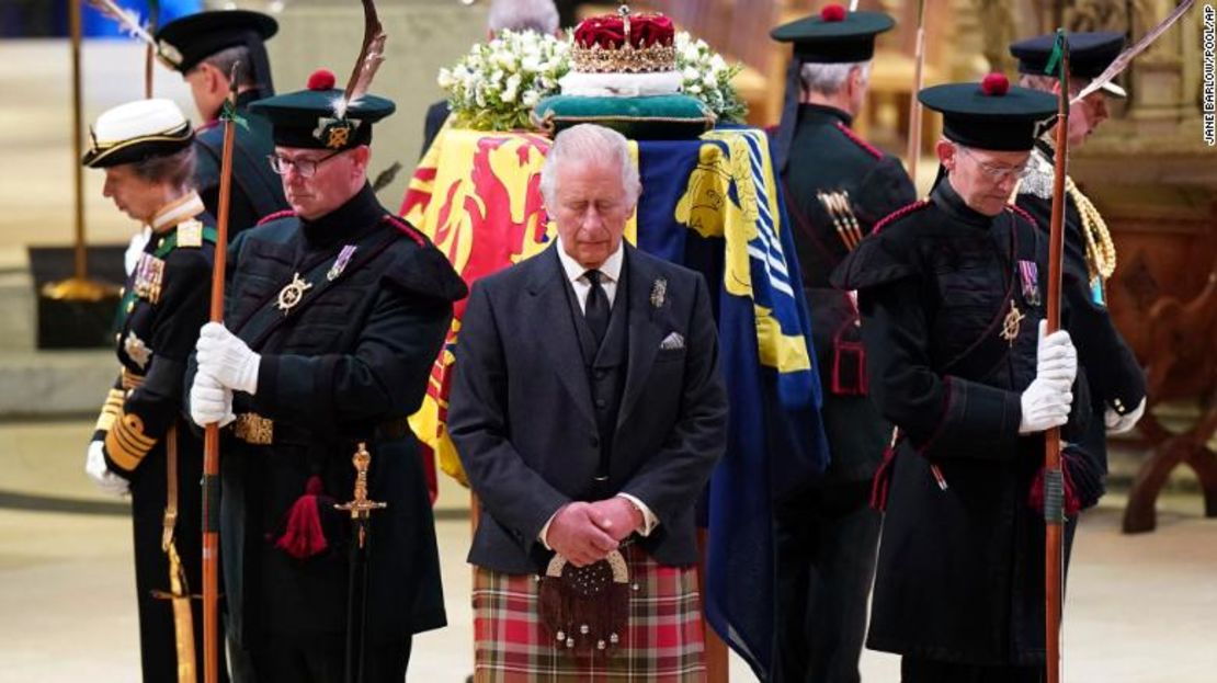 Carlos III, centro, y otros miembros de la familia real realizan una vigilia alrededor del ataúd de la reina Isabel II en la Catedral de St. Giles el lunes.