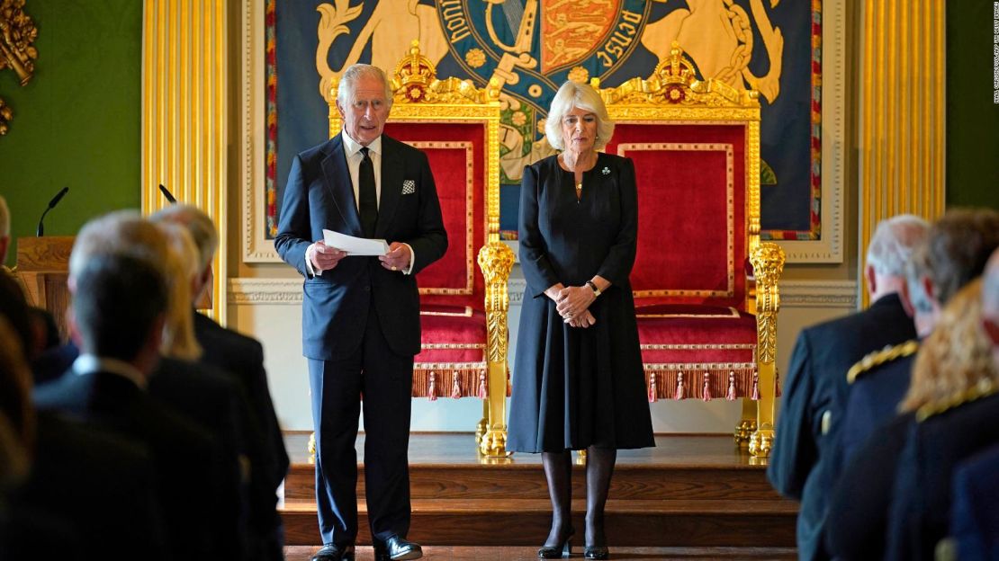 El rey Carlos III, flanqueado por la reina consorte Camila, pronuncia un discurso después de recibir un mensaje de condolencias tras la muerte de su madre, la reina Isabel II, en el castillo de Hillsborough en Belfast el 13 de septiembre.