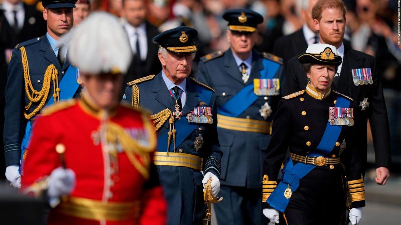 Mira el solemne momento de la familia real al acompañar el ataúd de la reina isabel ii a westminster hall | cnn