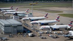 CNNE 1267415 - aeropuerto heathrow interrumpe vuelos en londres