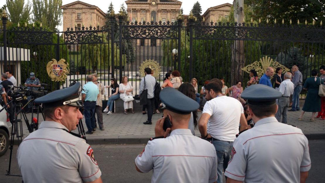 Una ambulancia se mueve en una calle cerca de un hospital militar en Ereván, Armenia, tras los enfrentamientos fronterizos nocturnos el 13 de septiembre de 2022.