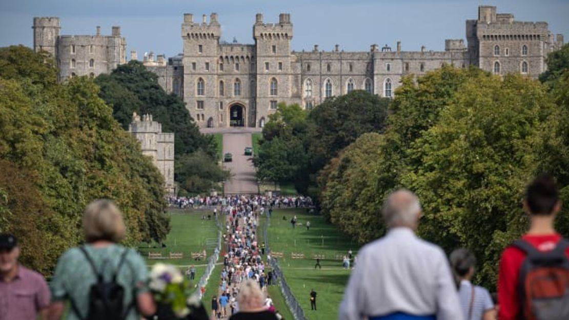 La gente ve flores y tributos fuera del Castillo de Windsor el 12 de septiembre de 2022. Crédito: Carl Court/Getty Images