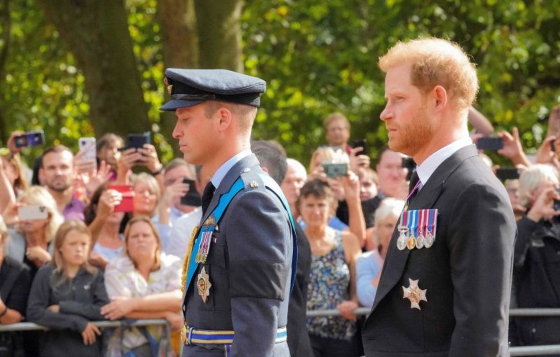 Los príncipes William y Harry siguen el féretro de la reina Isabel II durante la procesión del miércoles. Crédito: Martin Meissner/Pool/AFP/Getty Images