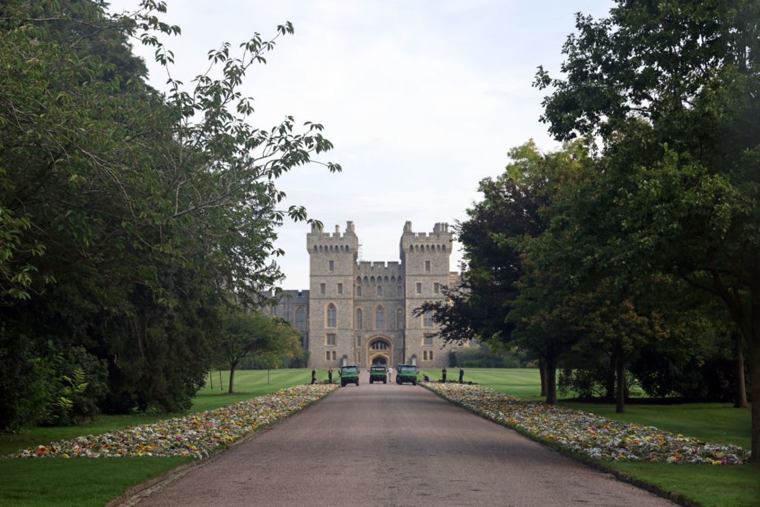 En esta fotografía del 12 de septiembre de 2022 pueden verse ofrendas florales dispuestas a los costados del Long Walk de Windsor, por donde se trasladará el ataúd de la reina el próximo lunes.