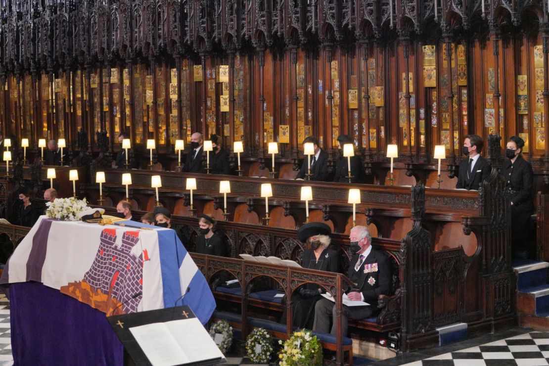 En la Capilla de San Jorge se llevó adelante el funeral del príncipe Felipe el 17 de abril de 2021. Aquí se puede ver al entonces príncipe Carlos y su esposa, Camila, en el coro de la iglesia durante el servicio.