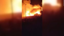 CNNE 1267534 - graves incendios tras explosion de un deposito de combustible en libia