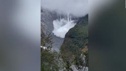 CNNE 1267536 - el tenso momento en que un glaciar de chile colapsa sobre un rio