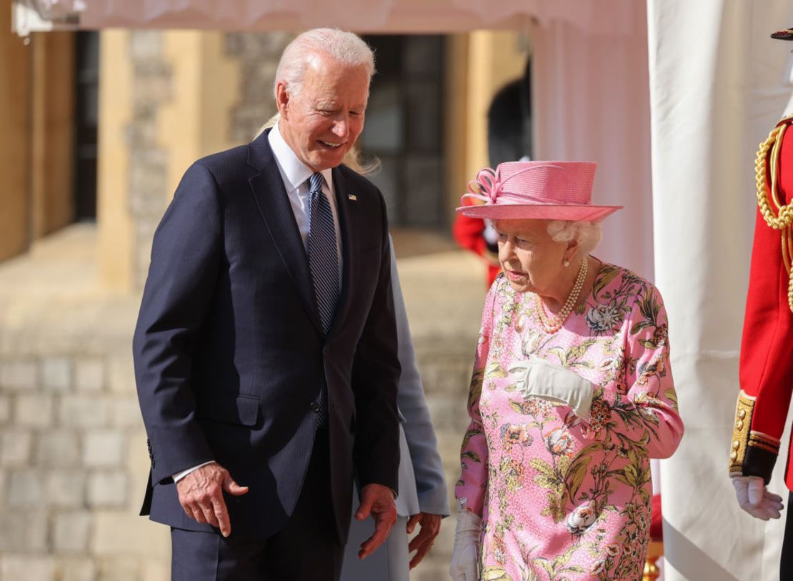 El presidente estadounidense Joe Biden y la reina Isabel II en el Castillo de Windsor el 13 de junio de 2021 en Windsor, Inglaterra.