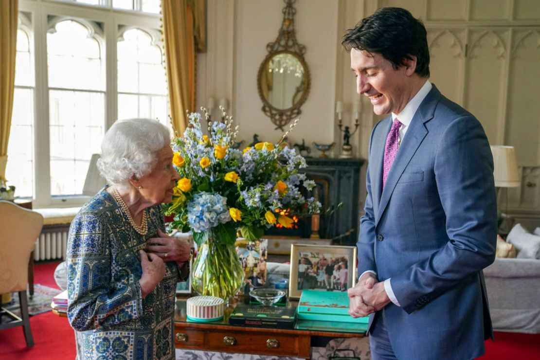 La reina Isabel II de Reino Unido habla con el primer ministro canadiense Justin Trudeau durante una audiencia en el Castillo de Windsor, Berkshire, el 7 de marzo de 2022.