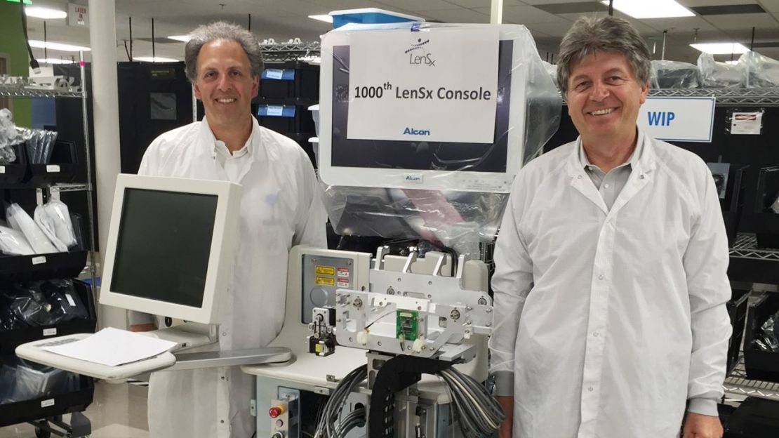 (Desde la izquierda) El doctor Ron Kurtz y Tibor Juhasz comercializaron la técnica LASIK para corregir la visión.