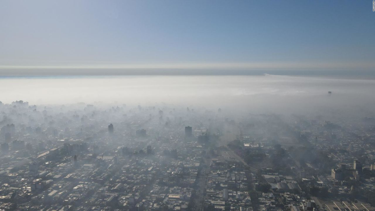 CNNE 1267709 - el humo de incendios forestales cubre ciudad en argentina