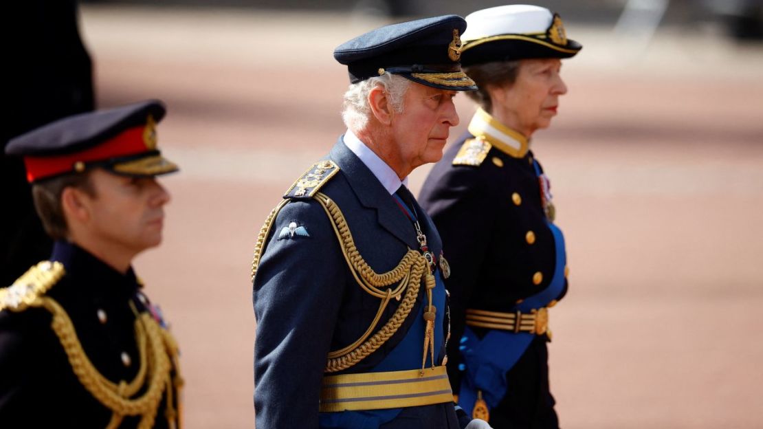 El rey Carlos III durante la procesión.