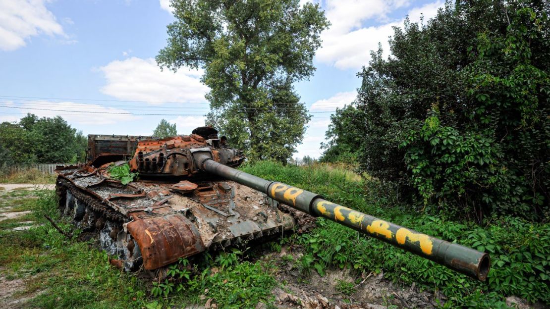 Un tanque ruso destruido cubierto de plantas en el pueblo de Lukashivka, en la región de Chernihiv en Ucrania.