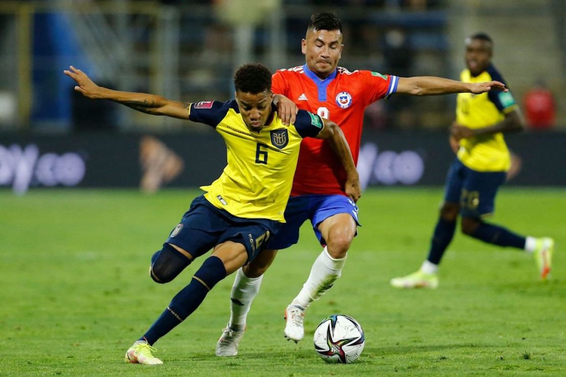 Byron Castillo (a la izquierda) de Ecuador y Jean Meneses de Chile compiten por el balón durante su partido de fútbol clasificatorio sudamericano para la Copa Mundial de la FIFA Qatar 2022 en el estadio San Carlos de Apoquindo en Santiago, el 16 de noviembre de 2021.