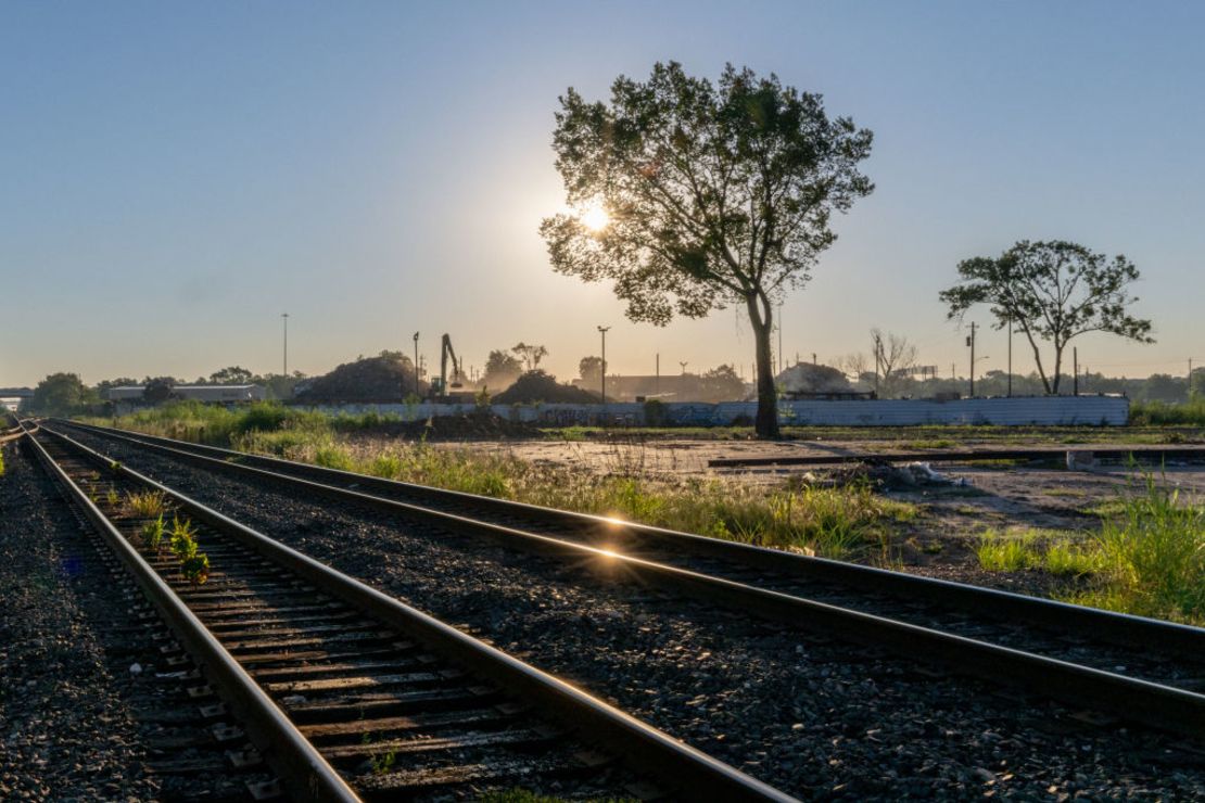 Las vías del tren se ven el 14 de septiembre de 2022 en Houston, Texas, antes del anuncio del acuerdo que evitó la huelga ferroviaria.