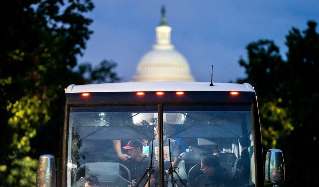 Inmigrantes provenientes de Texas en un autobús cerca del Capitolio en Washington el 11 de agosto de 2022.