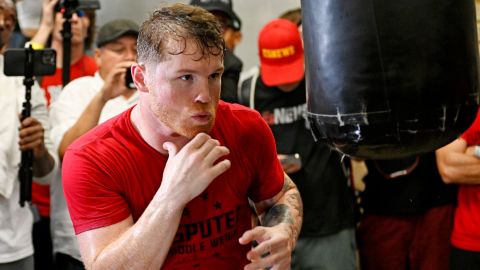 Saúl "CAnelo" Álvarez entrena en el House of Boxing, en San Diego, California, el 29 de agosto de 2022.