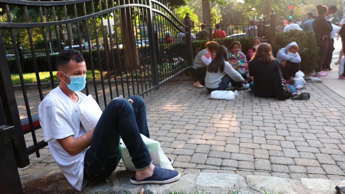 CNNE 1268213 - envian a al menos 100 inmigrantes a la casa de kamala harris desde texas