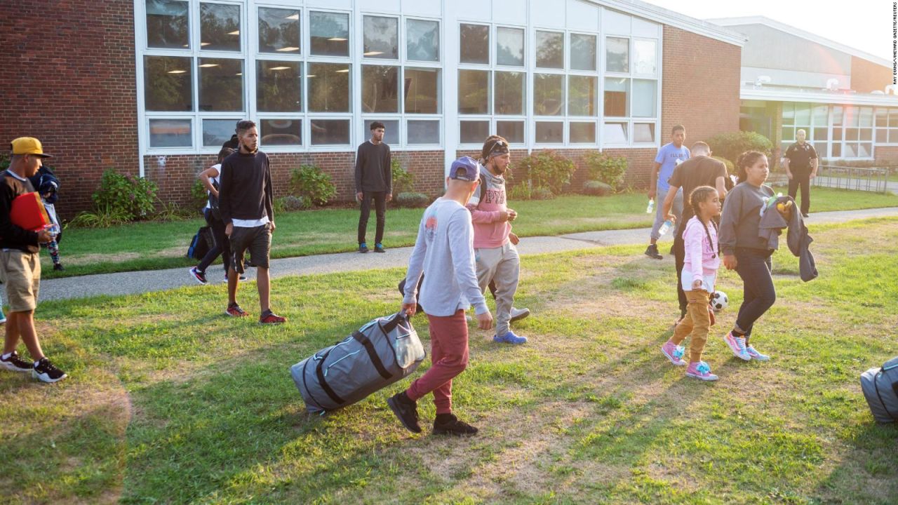 CNNE 1268289 - migrantes enviados a martha's vineyard no sabian que llegarian ahi