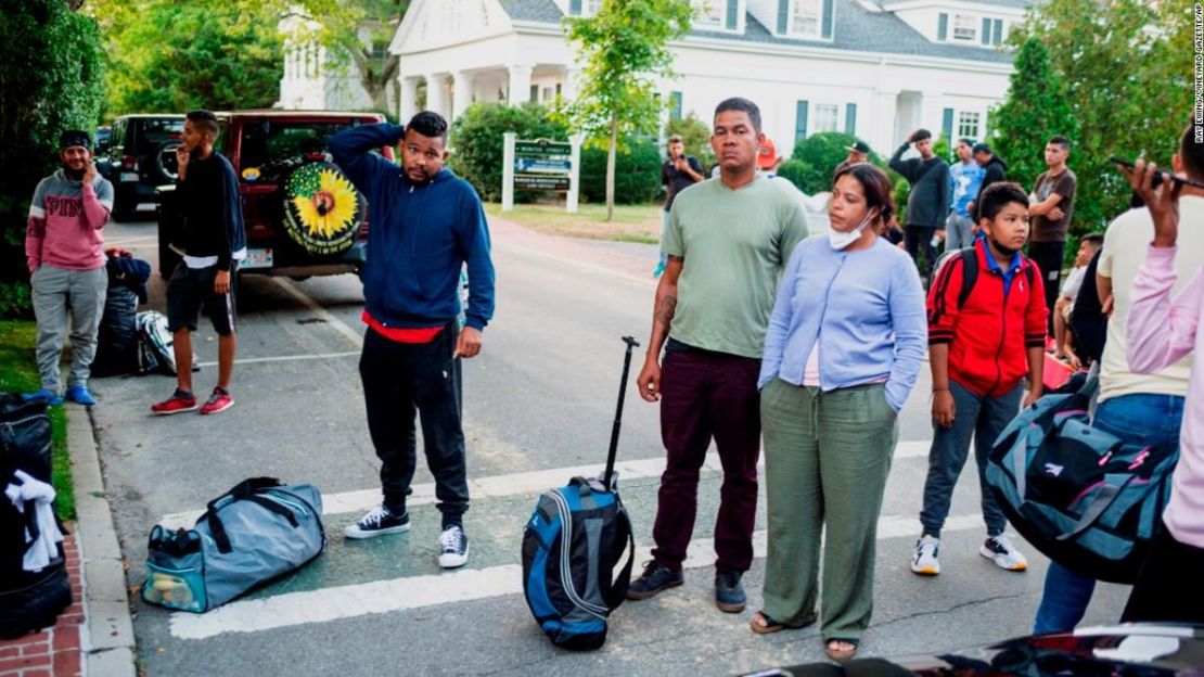 Migrantes se reúnen con sus pertenencias frente a la Iglesia Episcopal de St. Andrew en Martha's Vineyard el 14 de septiembre de 2022.