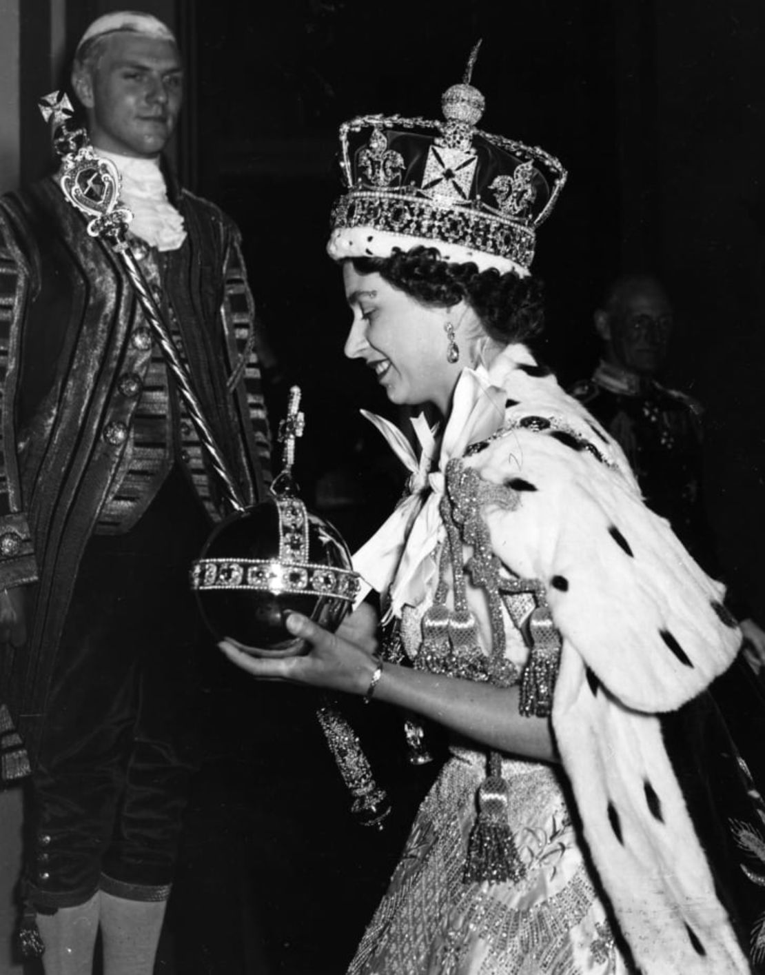 La reina Isabel II luciendo la Corona Imperial de Estado y portando el Orbe y el cetro tras su coronación. Crédito: Hulton Archive/Getty Images