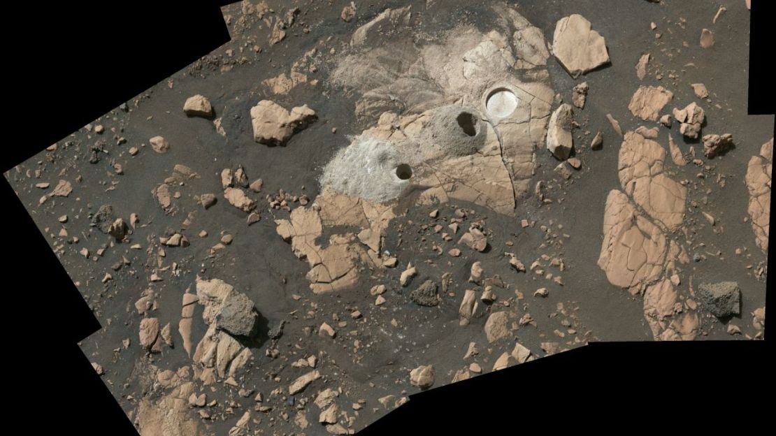 Este mosaico, tomado por el rover, muestra el lugar donde el Perseverance tomó muestras y erosionó la roca que los científicos de la NASA llaman Wildcat Ridge. Crédito: NASA