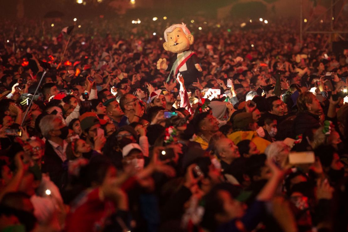 Miles de personas se reunieron en la noche del 15 de septiembre a escuchar el anual grito de Independencia en el Zócalo de Ciudad de México. Es la primera vez en dos años que es posible, pues durante ese tiempo estuvo restringido por cuenta del covid-19.