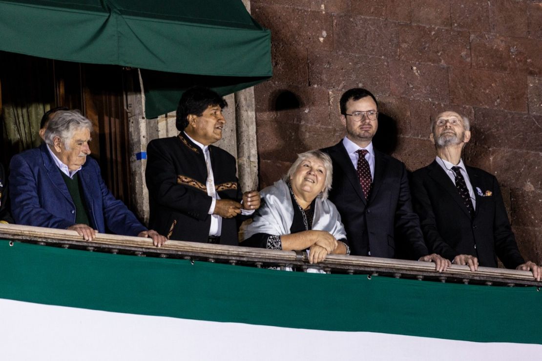 De izquierda a derecha: José Mujica, expresidente de Uruguay; Evo Morales, expresidente de Bolivia; Aleida Guevara, y John Shipton y Gabriel Shipton, padre y hermano de Julian Assange, asisten al grito anual de independencia en México. )