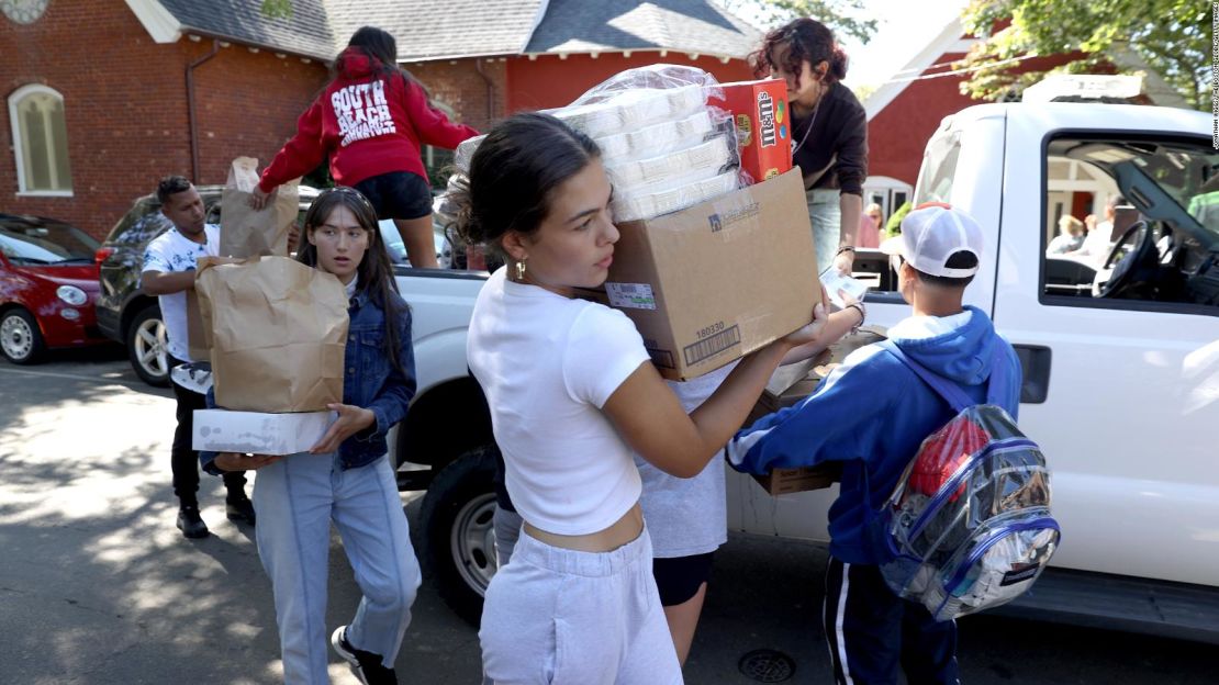 Estudiantes de Martha's Vineyard ayudan a entregar alimentos a la Iglesia Episcopal de St. Andrews.