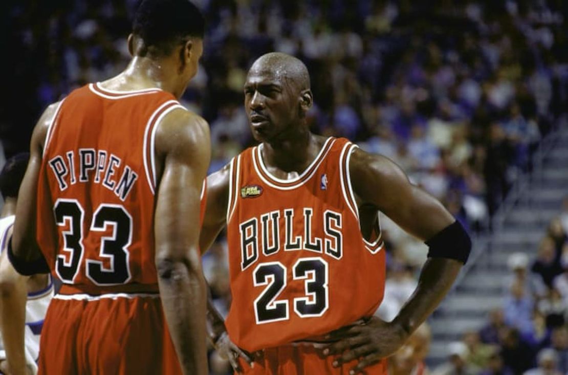 Michael Jordan con Scottie Pippen en la cancha durante el Juego 1 contra Utah Jazz en el Delta Center en Salt Lake City.