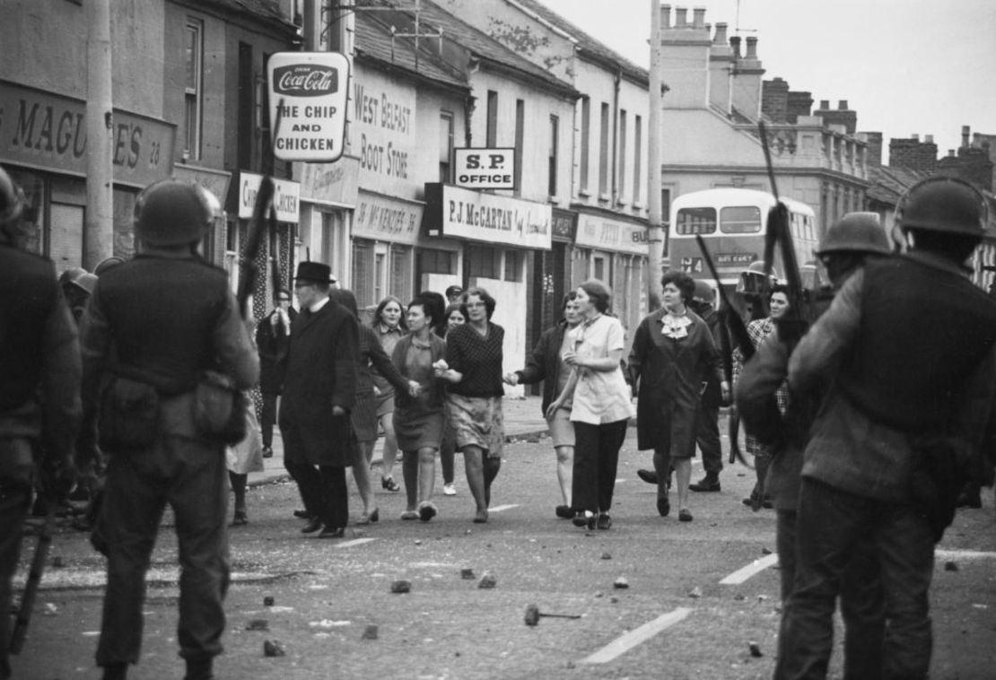 Un piquete de mujeres que intentaron poner fin a la violencia atraviesa las líneas de las tropas británicas para ponerse a salvo durante los disturbios en la zona de Falls Road en Belfast, Irlanda del Norte, en julio de 1970, en medio de los "Troubles".