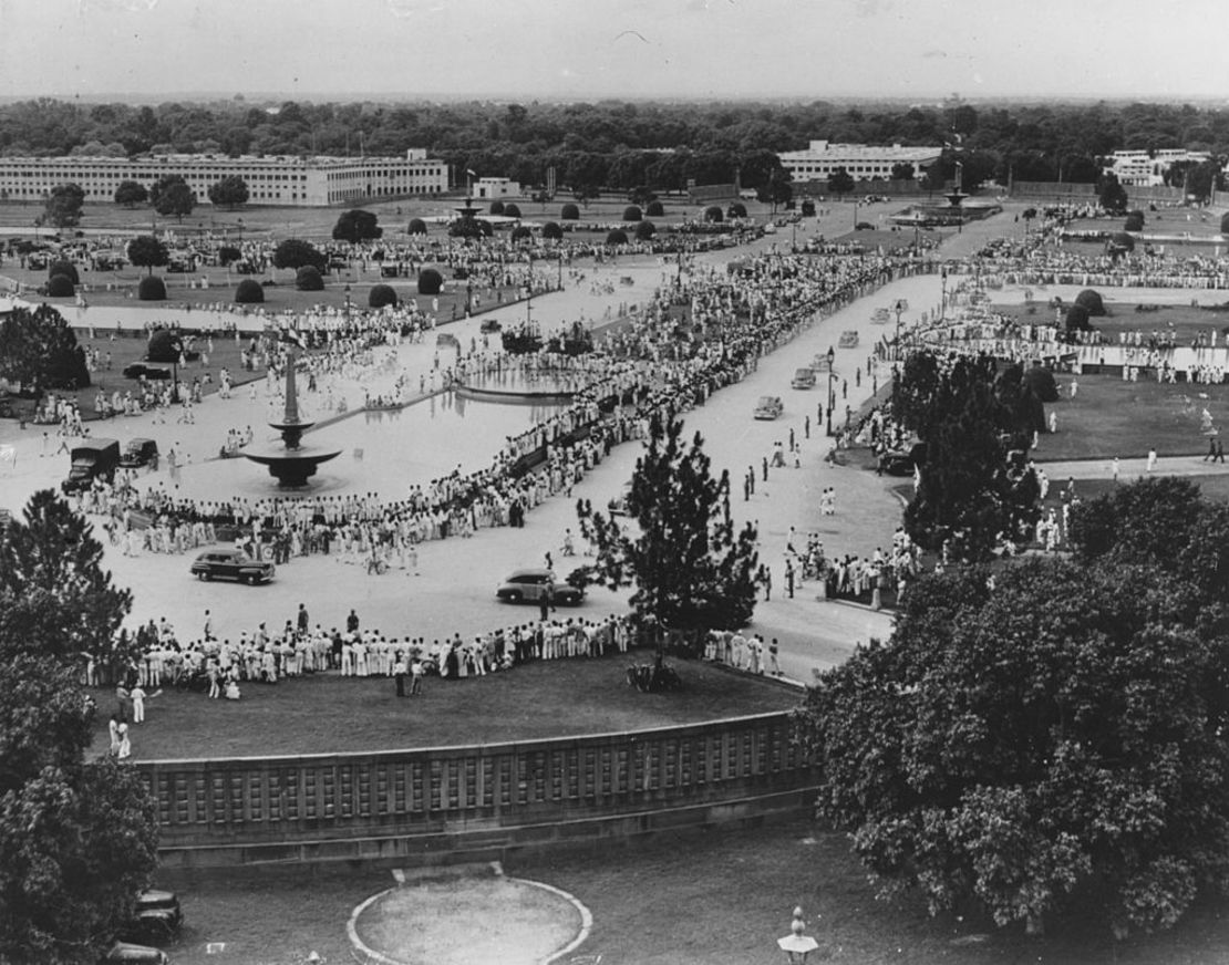 Una multitud en Nueva Delhi, India, viendo una caravana de vehículos en el Día de la Independencia, el 21 de agosto de 1947.