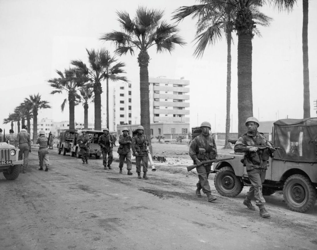 Tropas británicas patrullando una calle en Port Said, Egipto, durante la crisis de Suez, el 12 de noviembre de 1956.