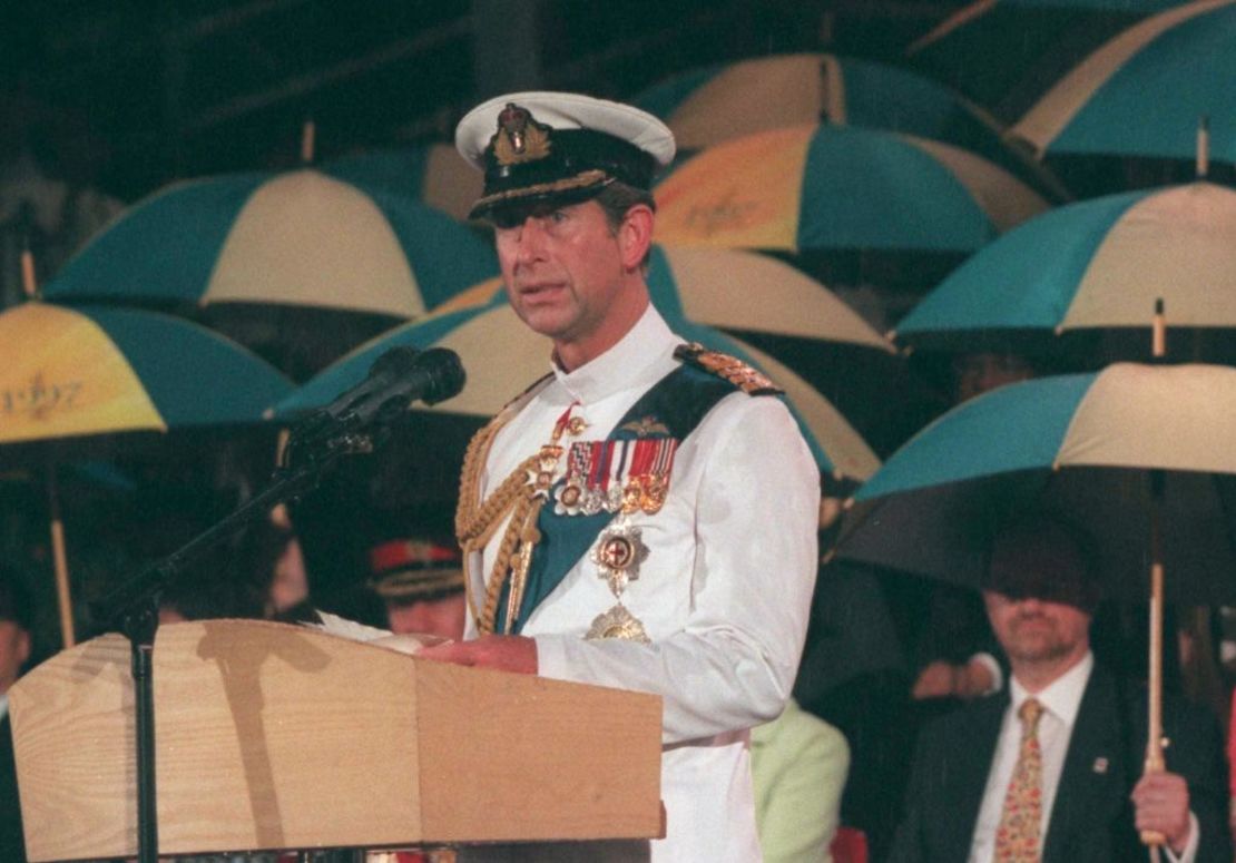 El entonces príncipe Carlos, hoy rey del Reino Unido, durante la ceremonia de devolución de soberanía sobre Hong Kong a China, el 30 de junio de 1997.