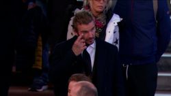 CNNE 1268682 - mira a david beckham conmovido ante el ataud de isabel ii