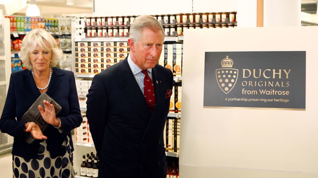 El príncipe Carlos y su esposa Camila visitan un supermercado Waitrose en el centro de Londres en 2009. Crédito: Johnny Green/Pool/Reuters