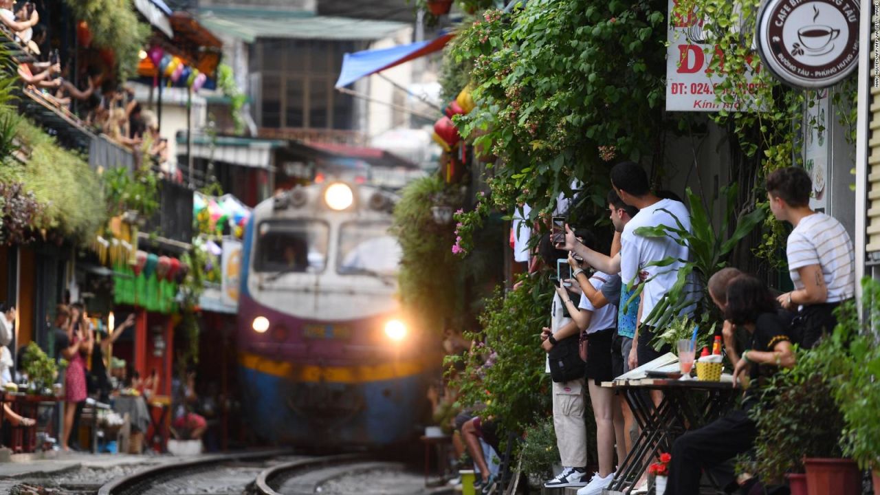 CNNE 1268742 - conoce la calle de la via de tren que se hizo famosa en redes sociales