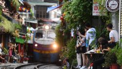 CNNE 1268742 - conoce la calle de la via de tren que se hizo famosa en redes sociales