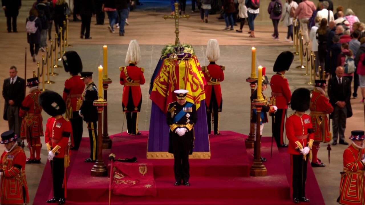 CNNE 1268769 - el momento en que el rey carlos iii y sus hermanos despiden a isabel ii