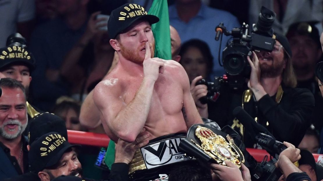 Álvarez celebra después de su victoria por decisión mayoritaria sobre Golovkin en su pelea por el título de peso medio el 15 de septiembre de 2018. Crédito: Ethan Miller/Getty Images