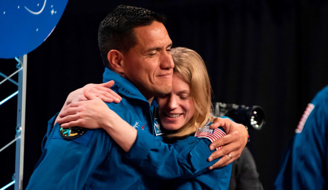 Frank Rubio, astronauta de la NASA junto a su colega Zena Cardman, en 2020