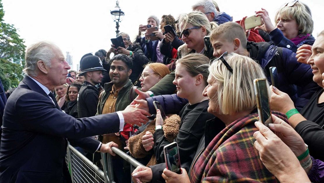 El Rey Carlos saludando al público que hace fila para ver el ataúd de la reina, el sábado 17/09