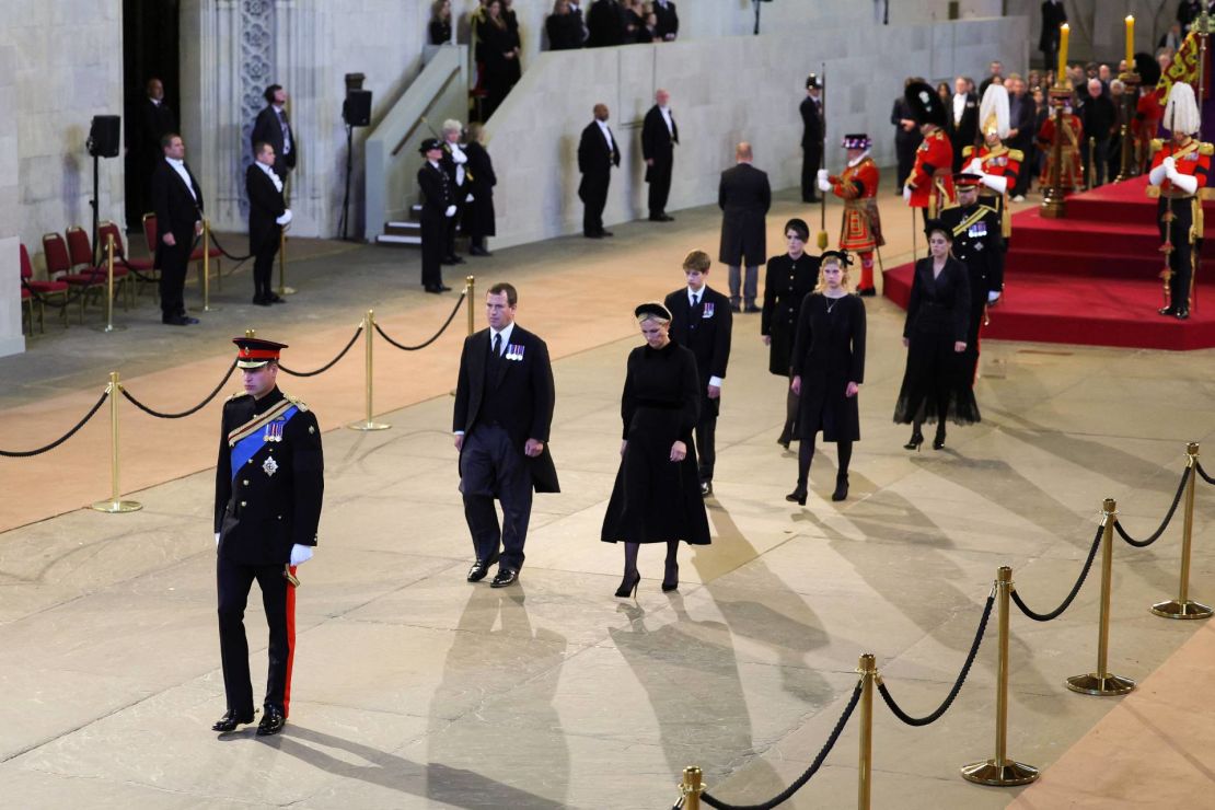 Los nietos de la reina Isabel participaron el sábado de una vigilia