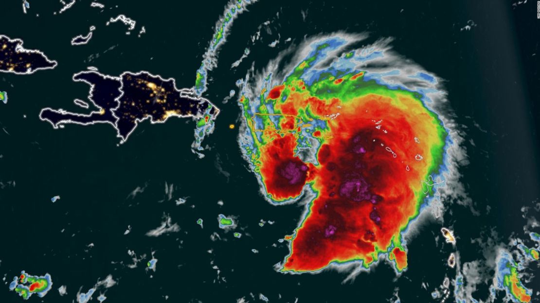 Partes de Puerto Rico podrían ver hasta 25 pulgadas de lluvia a medida que se acerca la tormenta tropical Fiona.