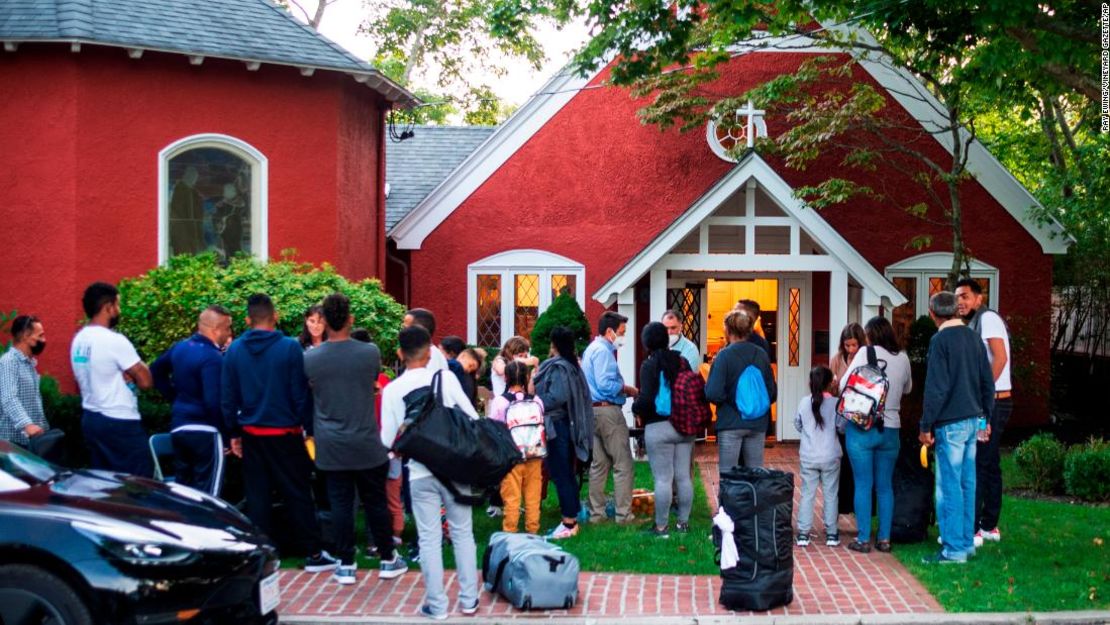 Los migrantes se reúnen afuera de la iglesia el miércoles, el día que llegaron a Martha's Vineyard. Juan Ramírez dijo que él y los demás migrantes "encontramos gente de buen corazón que nos ha apoyado con todo lo que necesitamos".