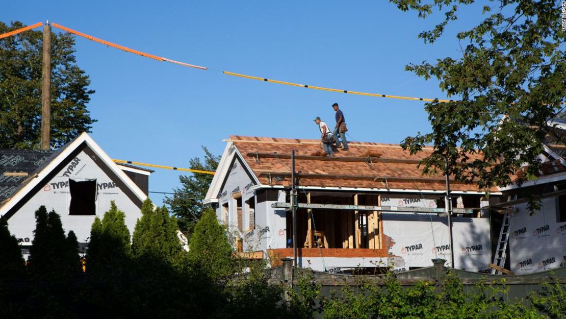 Los trabajadores detrás de St. Andrew's ayudan a construir una casa en Edgartown. Franklin Pierre, un venezolano que vive en Martha's Vineyard desde 2015, advirtió a los migrantes que "es difícil encontrar trabajo" después de la ajetreada temporada de verano.